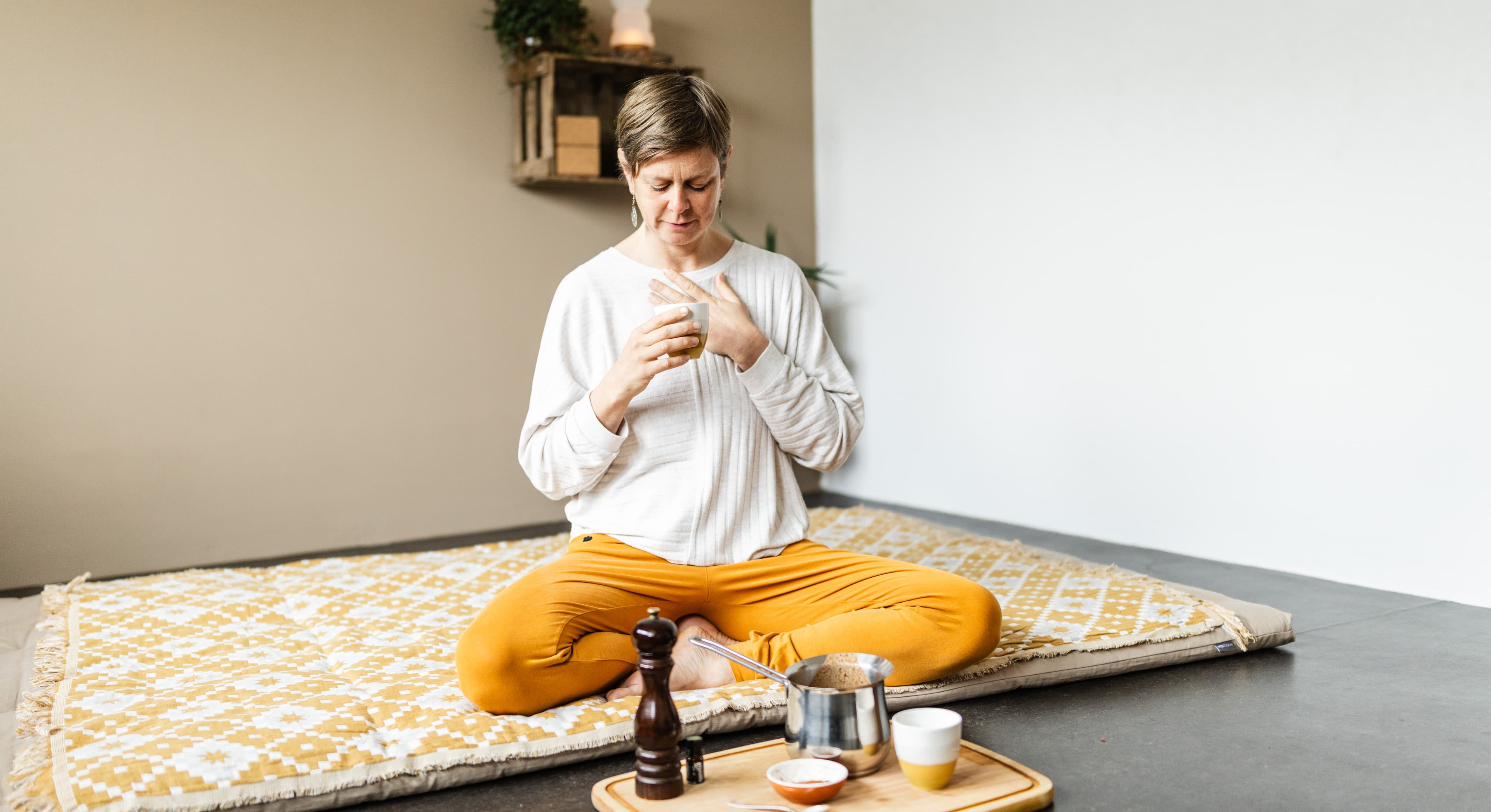 Hand auf Herz mit Kakaobecher – Cacao Ceremony und Gruppencoaching Freiburg