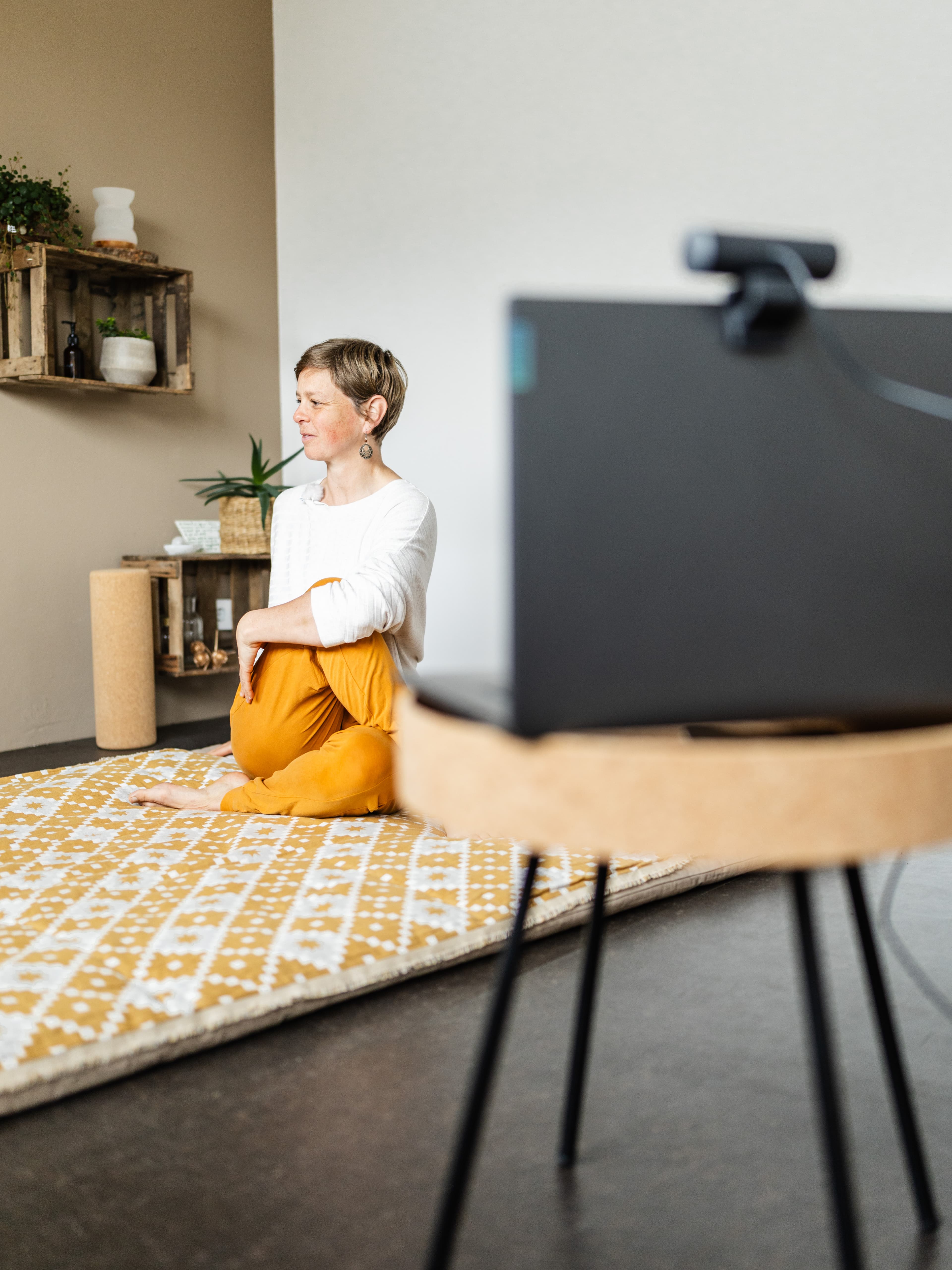 Anne Thorand vor Laptop – Yoga Membership online, Live-Community mit Atemarbeit und Kakao-Zeremonien